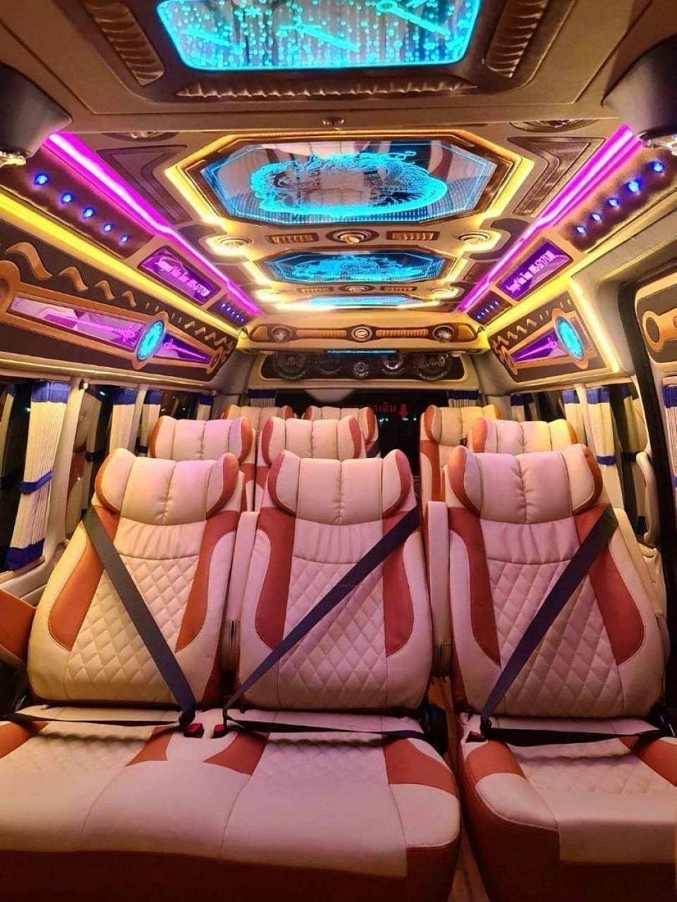 บริการรถตู้ VIP พาเที่ยว สถานที่ท่องเที่ยวต่างๆ นำทัวร์ บริการเหมาไปต่างจังหวัด